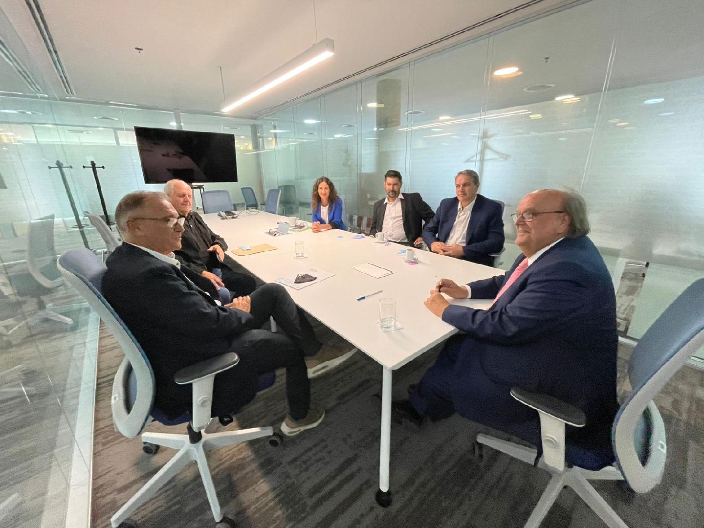 GolÃ­a reunido con el presidente del BICE acompaÃ±ando a empresario local