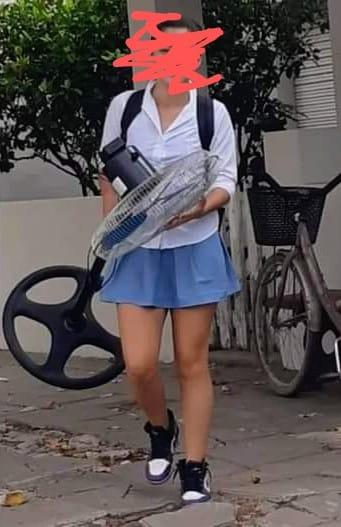 A la escuela con mochila y ventilador