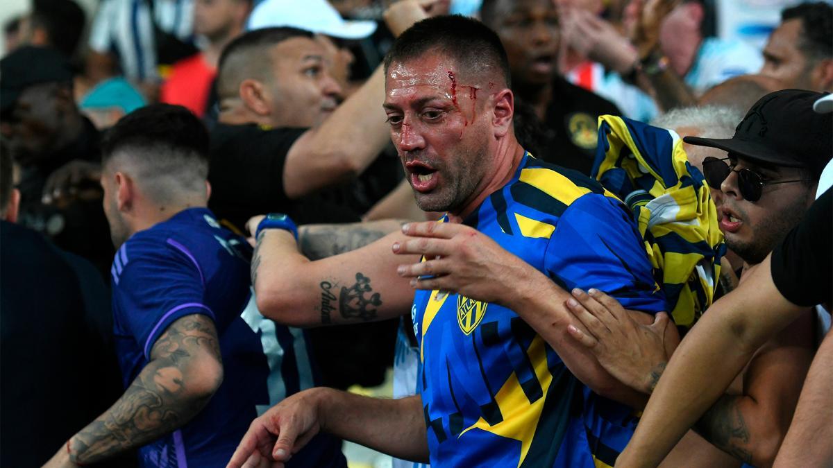 La policía brasileña reprimió a hinchas argentinos: la Selección se retiró de la cancha y volvió