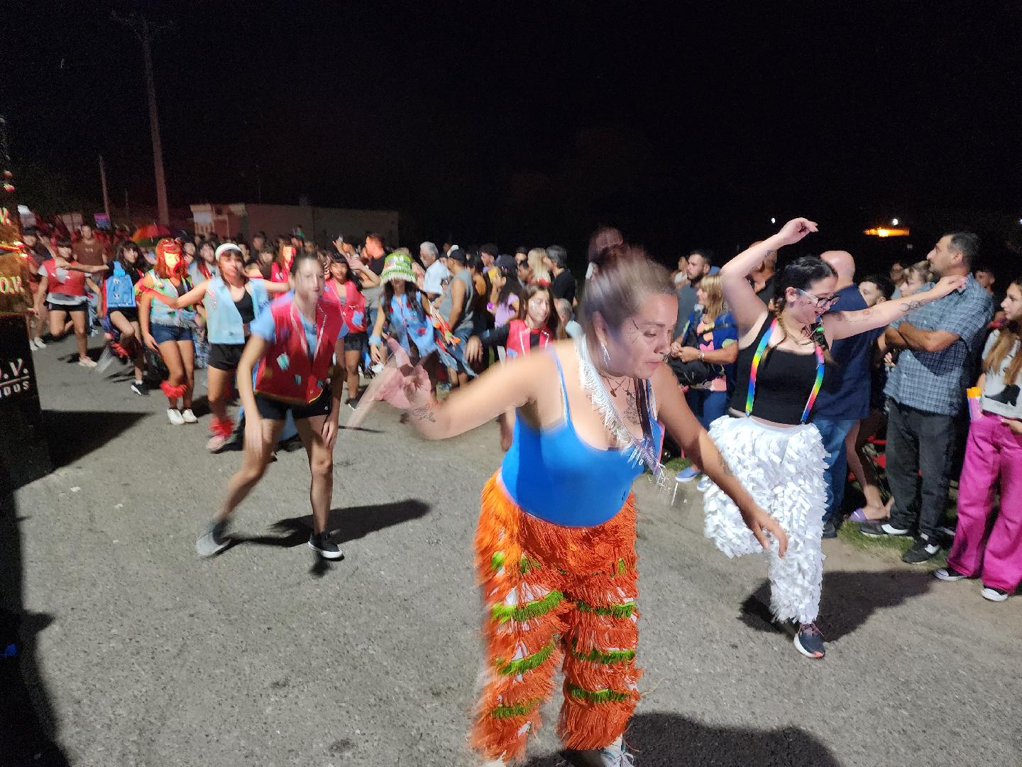 Nutrida concurrencia en la noche de Carnaval de Cucha 
