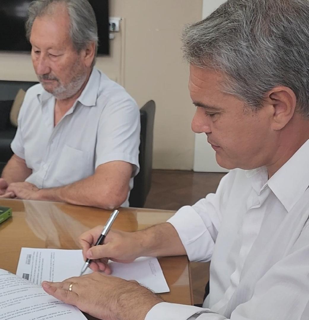 Golía firmó un convenio para la llegada de una retroexcavadora