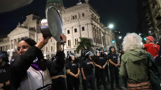 La represión policial terminó con cacerolazos