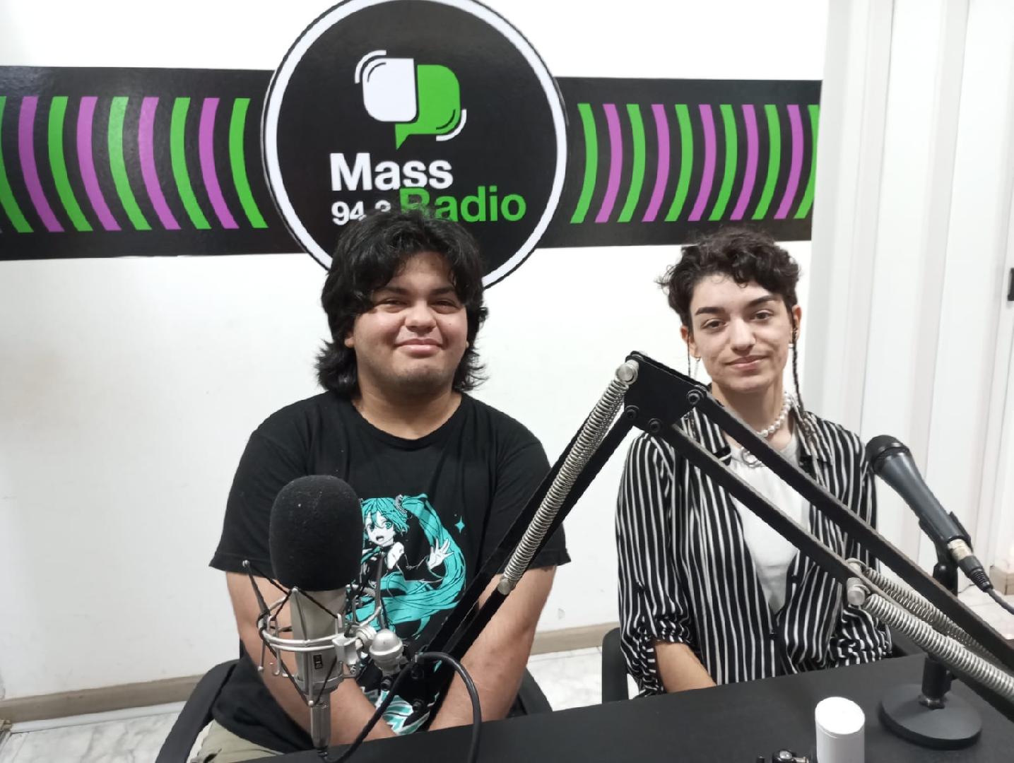 GREGORIO & AARON - Orgullo en la bajada de egresados: Gregorio y Aaron desfilaron con la bandera trans y visibilizaron sus historias