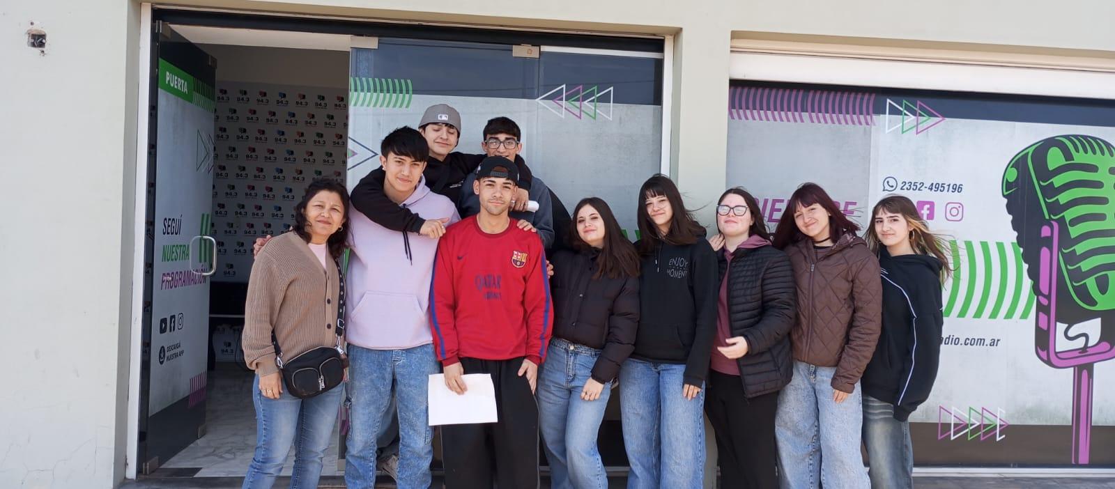 ESTUDIANTES DE 4TO E.E.SN°4 - Alumnos de 4to año tuvieron su primera experiencia de radio en Mass Radio 94.3