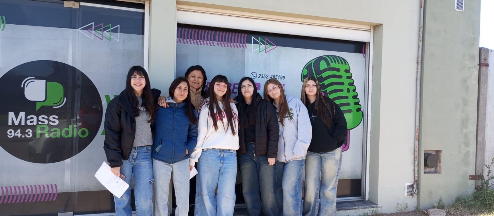 ALUMNAS DE 4TO 6TA EESN4 - La voz de los estudiantes: una clase de Comunicación que pasó por la radio