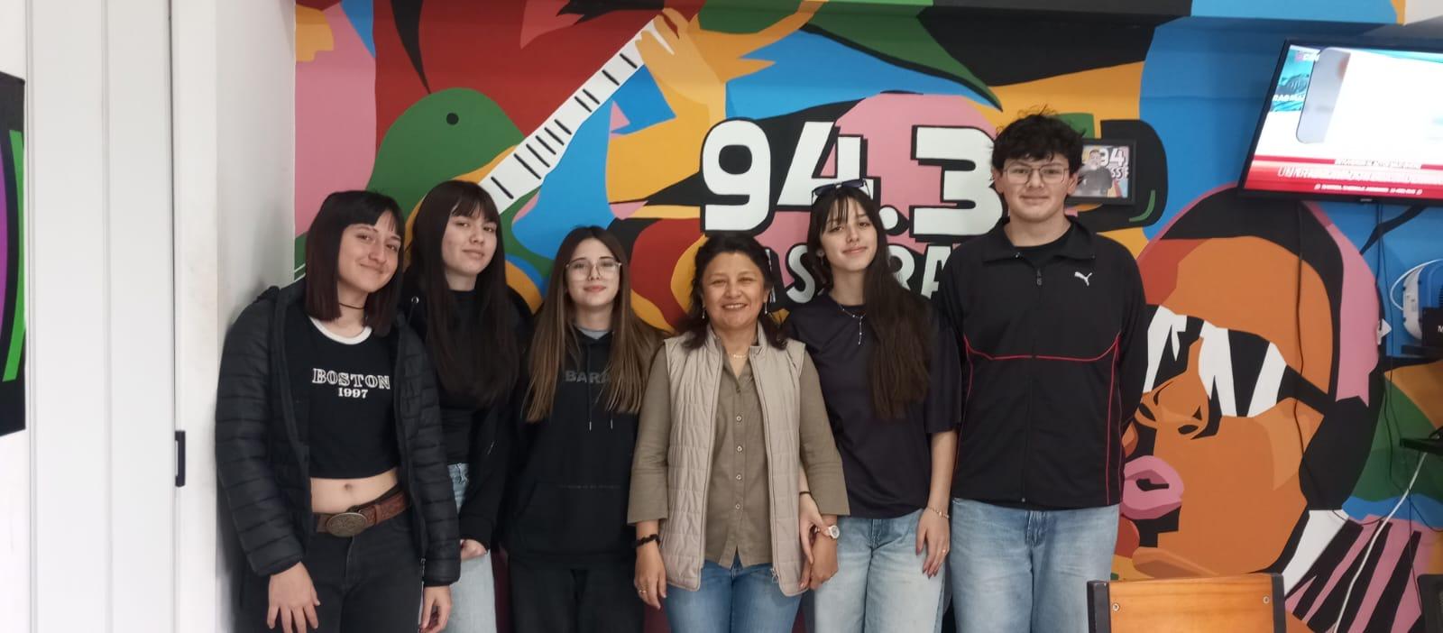 ALUMNOS DE 4TO EESN4 - Alumnos de la EES N.° 4 culminan con éxito sus prácticas radiales y entrevistan al nuevo presidente del centro de estudiantes