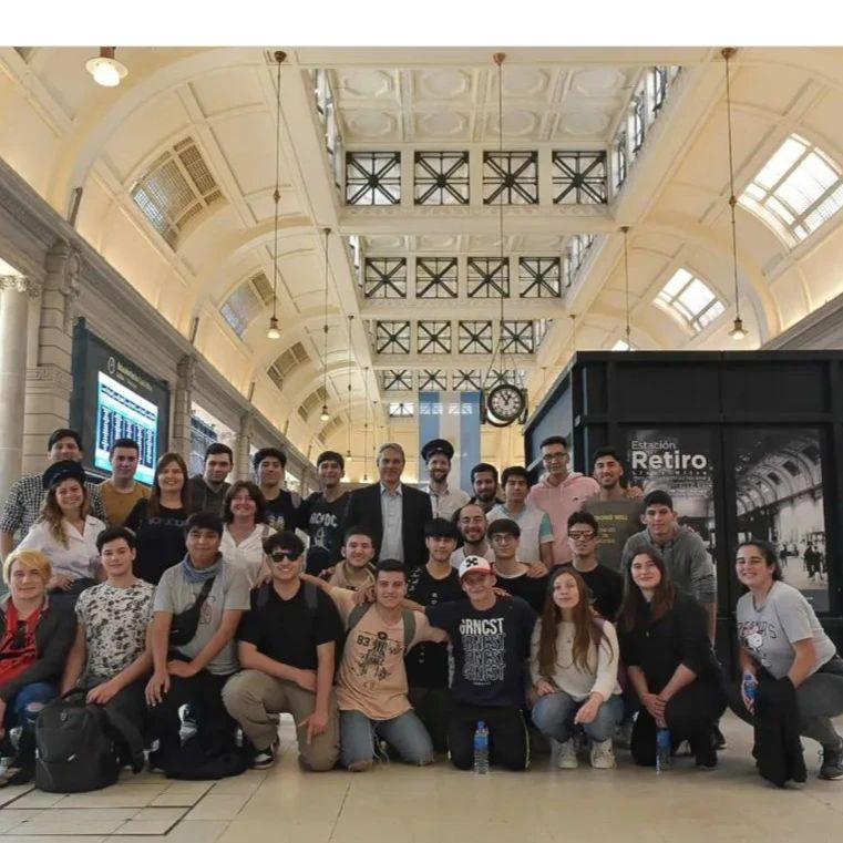 Golia recibiÃ³ en la estaciÃ³n Retiro a alumnos chacabuquenses