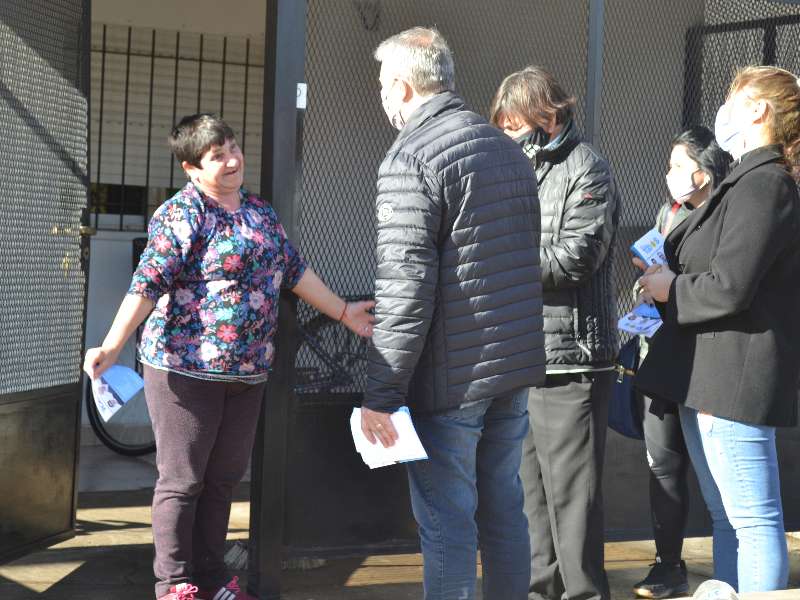 GolÃ­a caminando con los vecinos