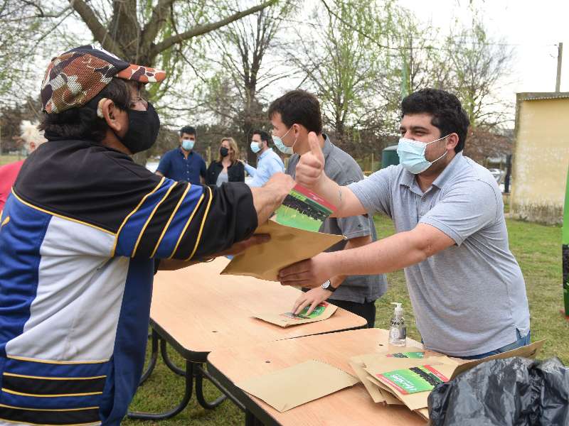 Huertas Familiares: entrega de semillas en el CIC Los Pioneros