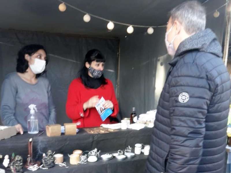 GolÃ­a visitÃ³ emprendedores y repartiÃ³ boletas en el centro