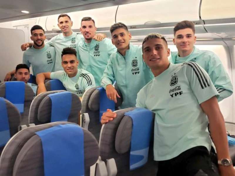 La selecciÃ³n argentina arribÃ³ al paÃ­s tras la escandalosa suspensiÃ³n del clÃ¡sico ante Brasil