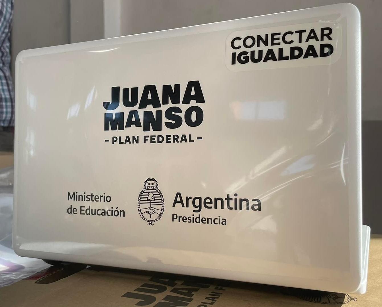 Se entregaron 80 netbooks a alumnos de secundarias
