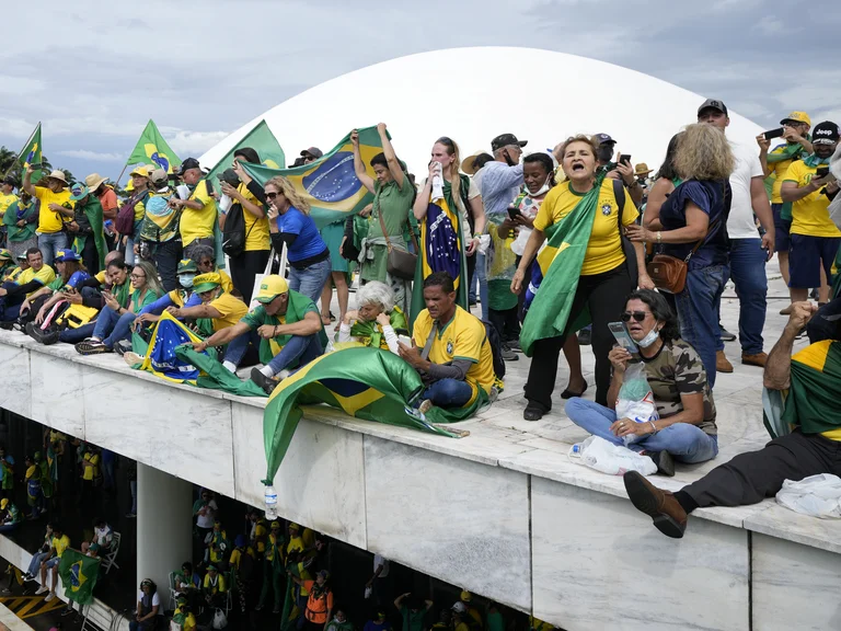 Lula volviÃ³ al Planalto y avanzarÃ¡ contra los golpistas