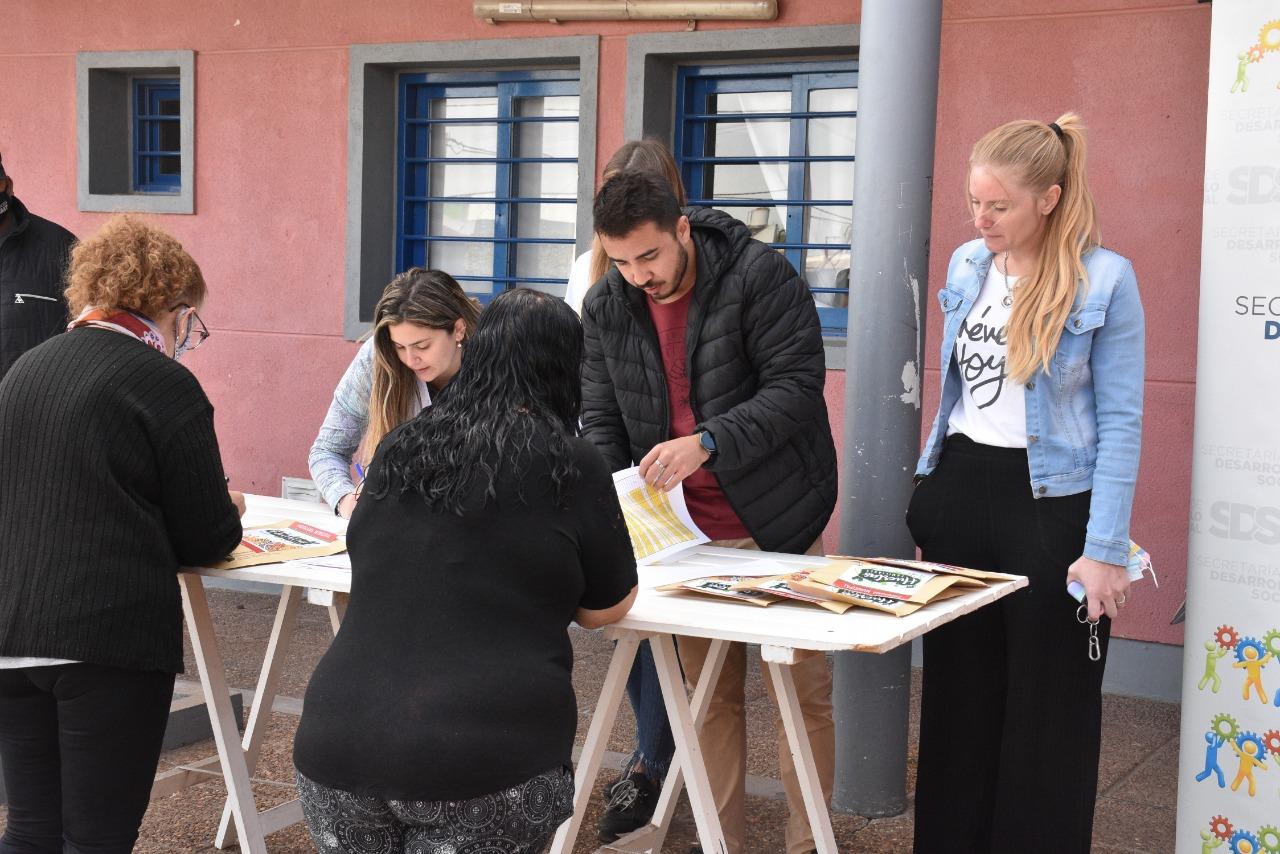 Entrega de semillas en el barrio Los Nogales